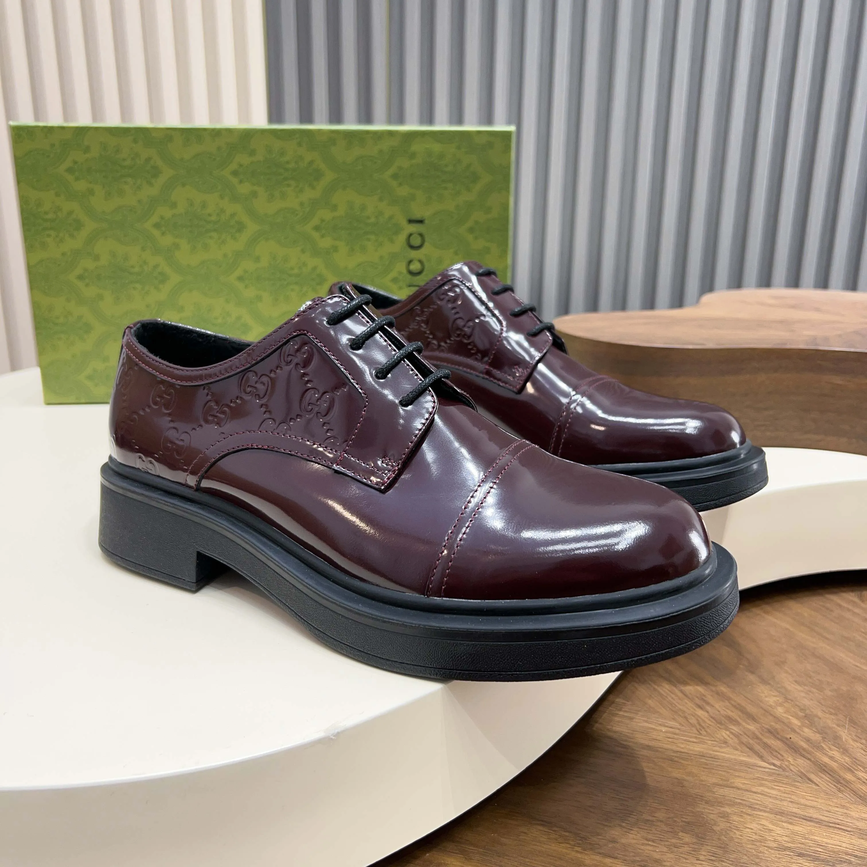 💰780 Gucci/Gucci new men’s lace-up shoes with GG details, matte cow leather derby shoes! The design of this men's lace-up shoe is rooted in the brand's heritage. Crafted from premium waxed cow leather, it is embellished with GG printed embossed suede leather details, a nod to Gucci's iconic monogram. The rubber sole decorated with GG pattern adds a touch of modern fashion to this design. Typical three-joint style design. European and American classic version, full calfskin lining. The overall upper texture is soft and the lining is comfortable and breathable. 2CM thickened soft rubber sole, easy to control. Versatile and stylish upper foot, multiple colors available to meet different matching needs, complete package! Size: 39-40-41-42-43-44 leather shoe size (38.45.46 can be customized)